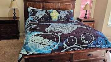 Une chambre à coucher avec un grand lit, une table de chevet, une lampe, une fenêtre avec des stores et un tableau au mur.