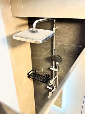 Shower, hair dryer, towels, soap - Modern living studio Karlsruhe frieden apartments (Karlsruhe)