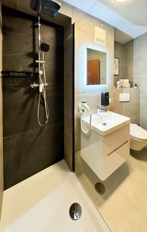 Shower, hair dryer, towels, soap - Modern living studio Karlsruhe frieden apartments (Karlsruhe)