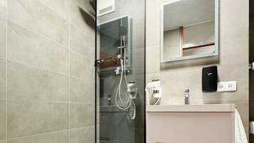 Dusche, Haartrockner, Handtücher, Seife