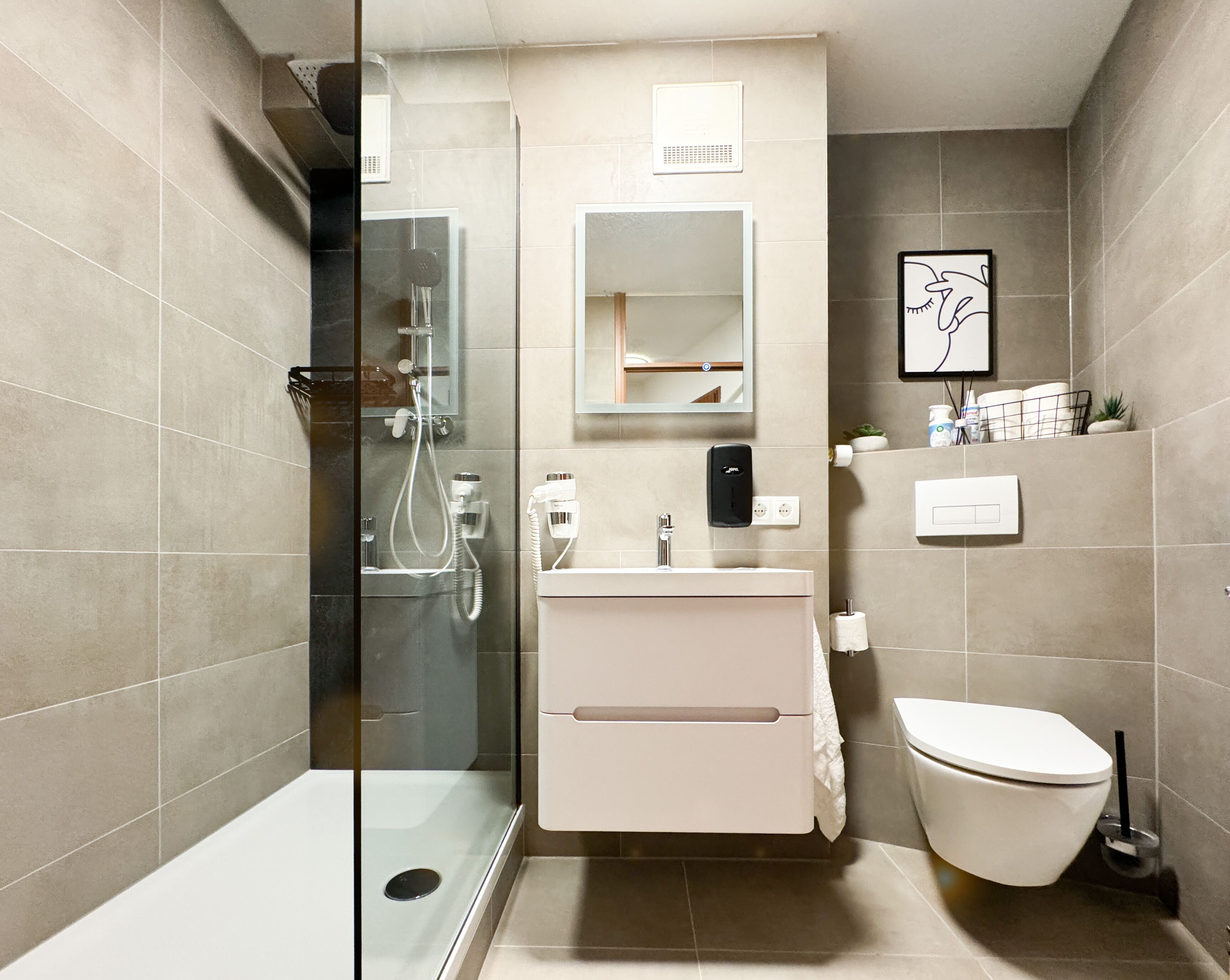 Dusj, hårføner, håndklær og såpe