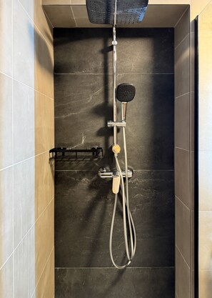 Shower, hair dryer, towels, soap - Modern living studio Karlsruhe frieden apartments (Karlsruhe)