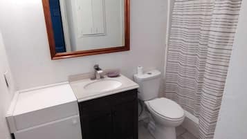 Douche, sĂšche-cheveux, serviettes fournies, savon