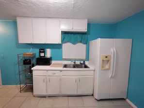 Private kitchen - GpL 5542 Cozy Getaway with bright colors& full kitchen (Fort Myers)