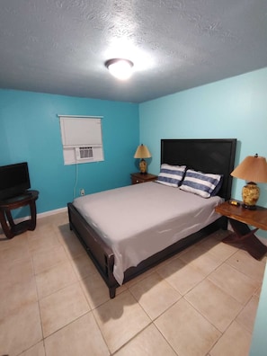 Iron/ironing board, bed sheets - GpL 5542 Cozy Getaway with bright colors& full kitchen (Fort Myers)