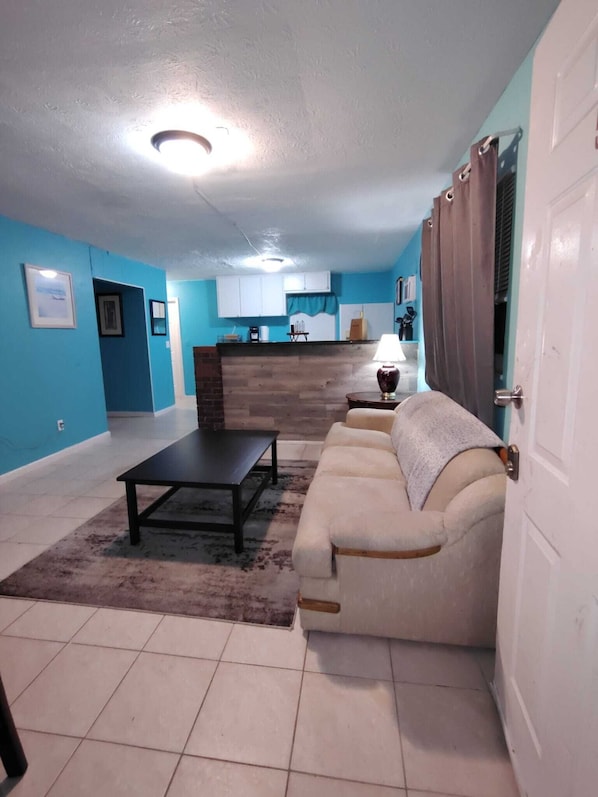 Living area - GpL 5542 Cozy Getaway with bright colors& full kitchen (Fort Myers)