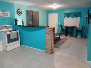Interior - GpL 5542 Cozy Getaway with bright colors& full kitchen (Fort Myers)