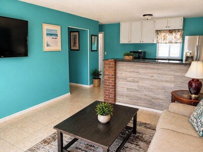 GpL 5542 Getaway with bright colors & full kitchen