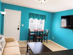 Smart TV - GpL 5542 Getaway with bright colors & full kitchen (Fort Myers)