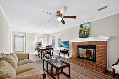 Nice Cozy 3-bed/3ba home in a quiet street, close to city restaurants, and shops