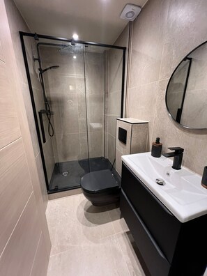 Dusche, Haartrockner, Handtücher, Toilettenpapier