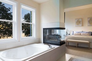 4 bedrooms, travel cot, WiFi, bed sheets - Soundfront Corolla Home with Hot Tub & Sunset Views! (Corolla)