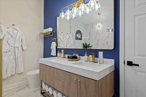 Boblebad, hårføner, håndklær og såpe