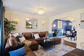 Smart TV, chimenea y libros 