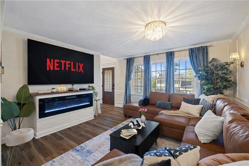 New Luxe Villa - Grand Piano, Spa Bath & Banquet Room