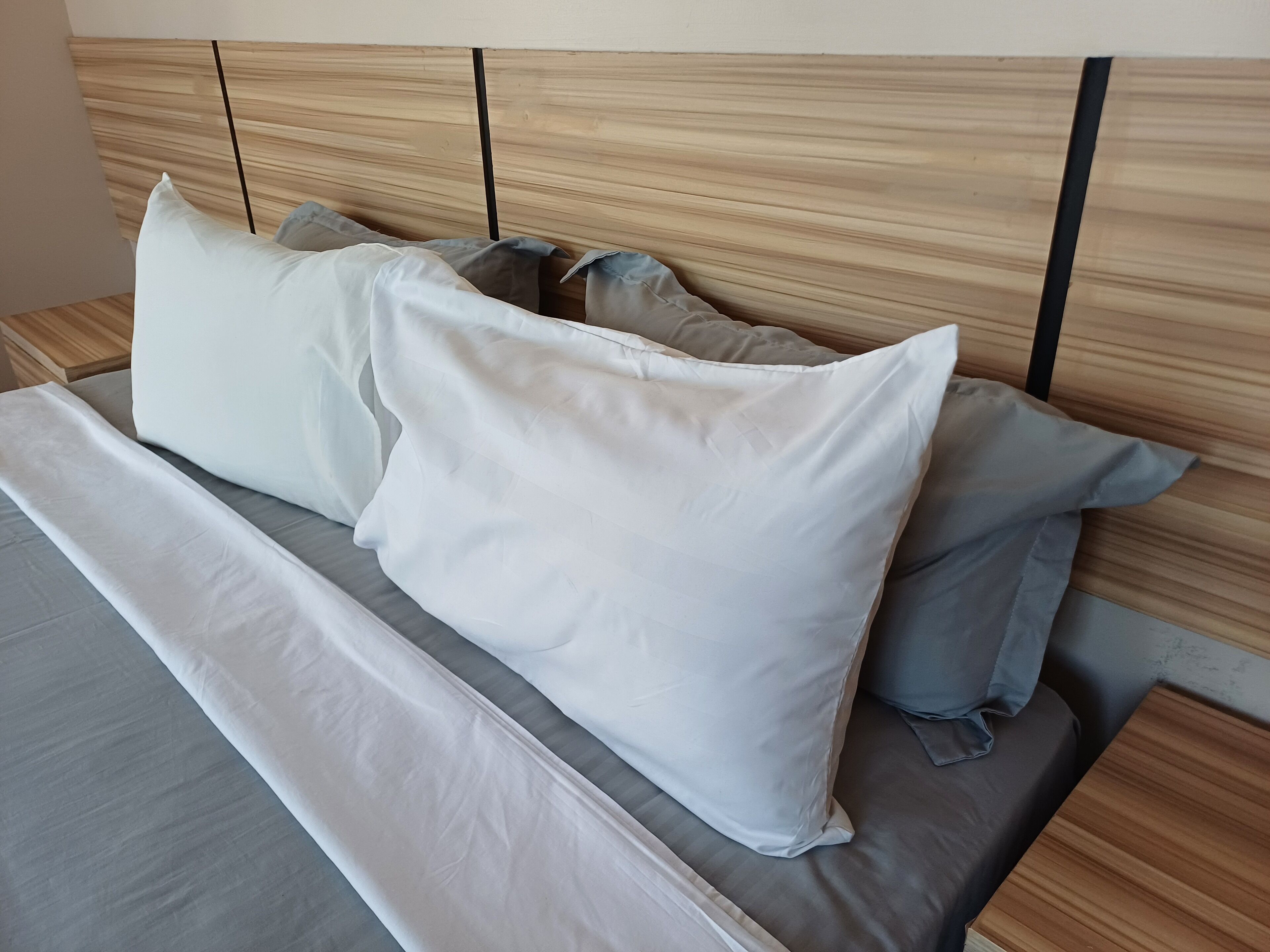 Iron/ironing board, internet, bed sheets