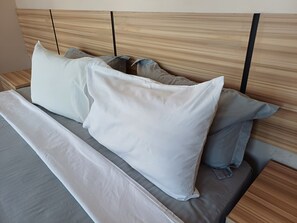 Tabla de planchar con plancha, internet y ropa de cama 
