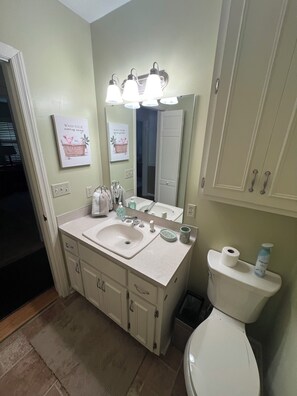 Regadera, secadora de cabello, toallas, jabón 