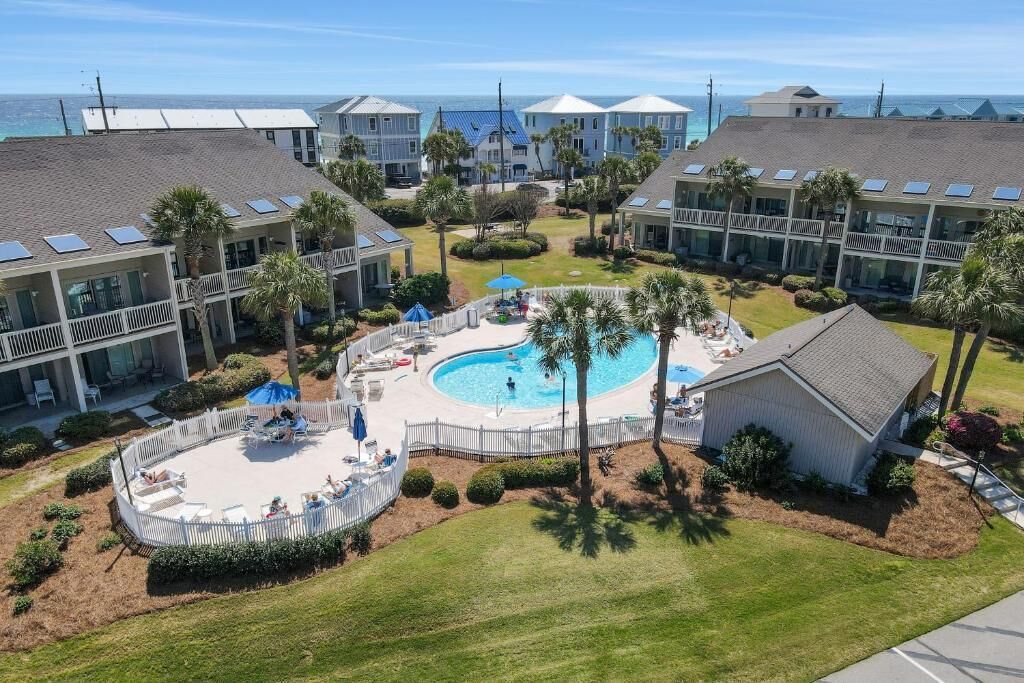 Una piscina al aire libre, una piscina climatizada