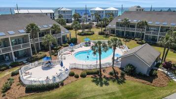Una piscina al aire libre, una piscina climatizada