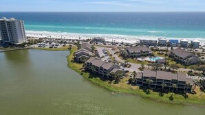 Un hotel sul lungomare con diversi edifici, una spiaggia e una distesa d'acqua.