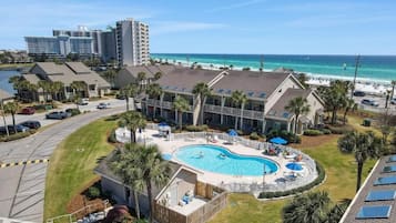 Alberca al aire libre y alberca climatizada