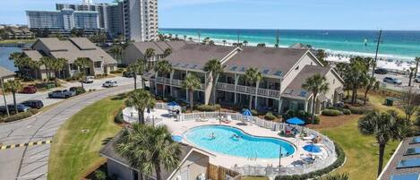 Een buitenzwembad en een verwarmd zwembad