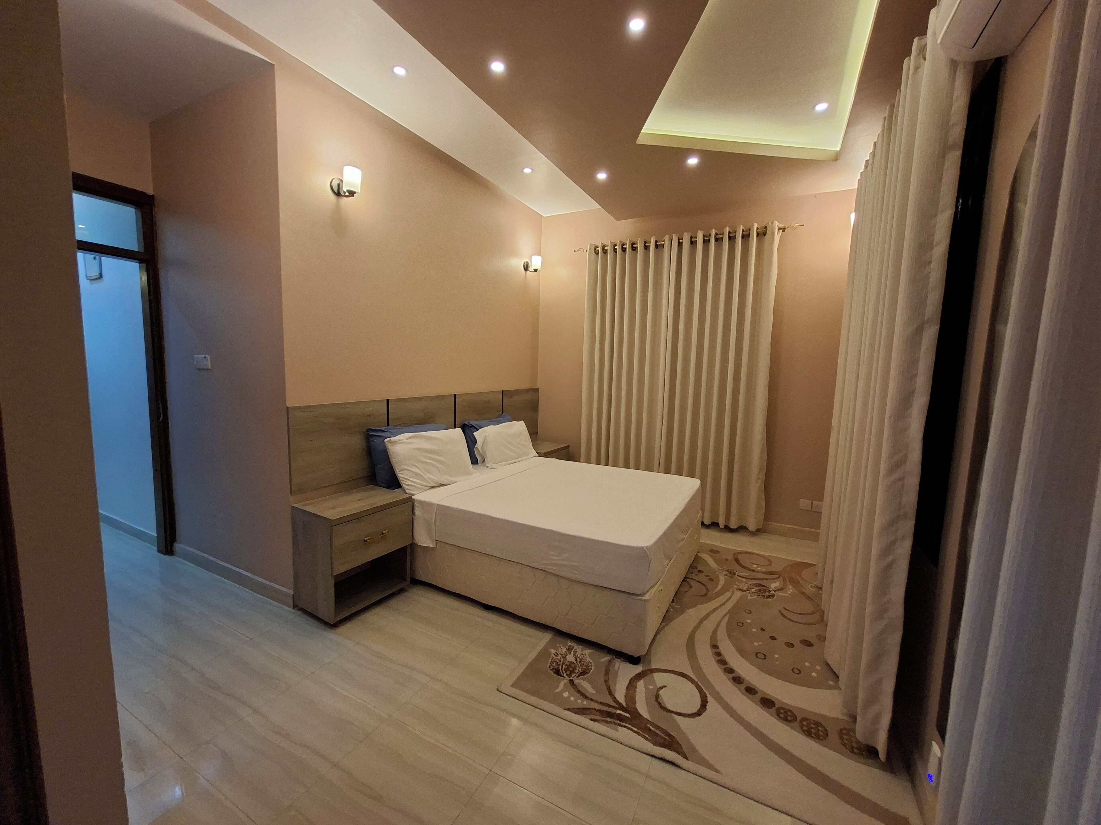 2 bedrooms, iron/ironing board, internet, bed sheets