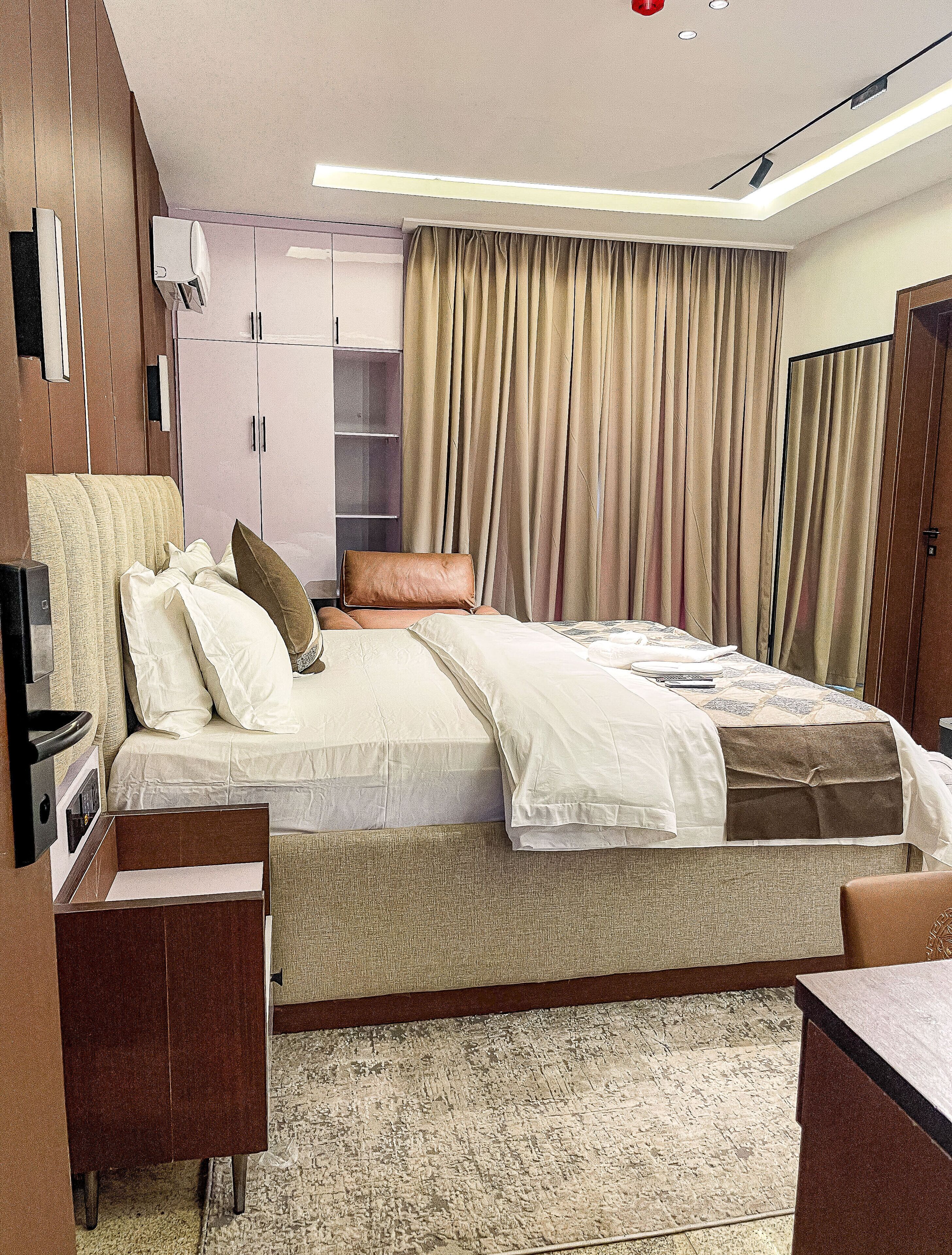 Quarto casal luxo, vista para a cidade | Cofres nos quartos, escrivaninha, espaço de trabalho para notebook