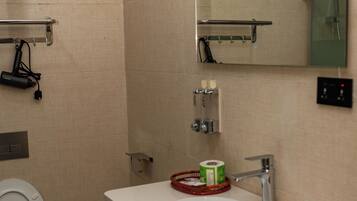 Quarto casal luxo, vista para a cidade | Banheiro | Chuveiro, toalhas de banho, sabonete, shampoo