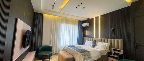 Suite Confort, balcón, vista al lago | Caja de seguridad en la habitación y escritorio