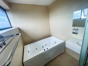 Chuveiro, toalhas de banho, sabonete, shampoo