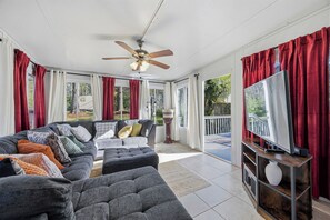 Living area - Charming 3-bedroom house in cool Hapeville neighborhood (Hapeville)