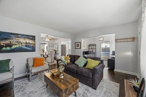 Living area - Charming 3-bedroom house in cool Hapeville neighborhood (Hapeville)