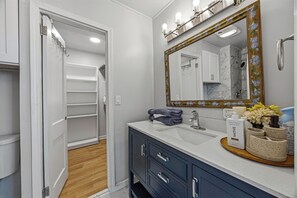 Hair dryer, towels, soap, toilet paper - Charming 3-bedroom house in cool Hapeville neighborhood (Hapeville)