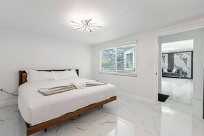 4 bedrooms, iron/ironing board, WiFi, bed sheets