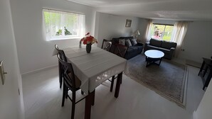 Un espacio habitable amplio con una mesa de comedor, sofás y una mesa de centro.