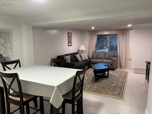 Smart TV - Cozy 2BR First Floor Suit with Free Private Parking - Perfect for Long Term Stay (North Vancouver)
