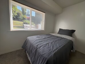 2 bedrooms, iron/ironing board, WiFi, bed sheets - Cozy 2BR First Floor Suit with Free Private Parking - Perfect for Long Term Stay (North Vancouver)