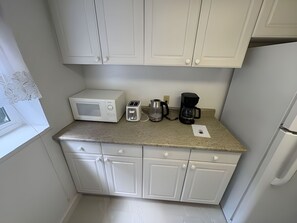 Private kitchen - Cozy 2BR First Floor Suit with Free Private Parking - Perfect for Long Term Stay (North Vancouver)