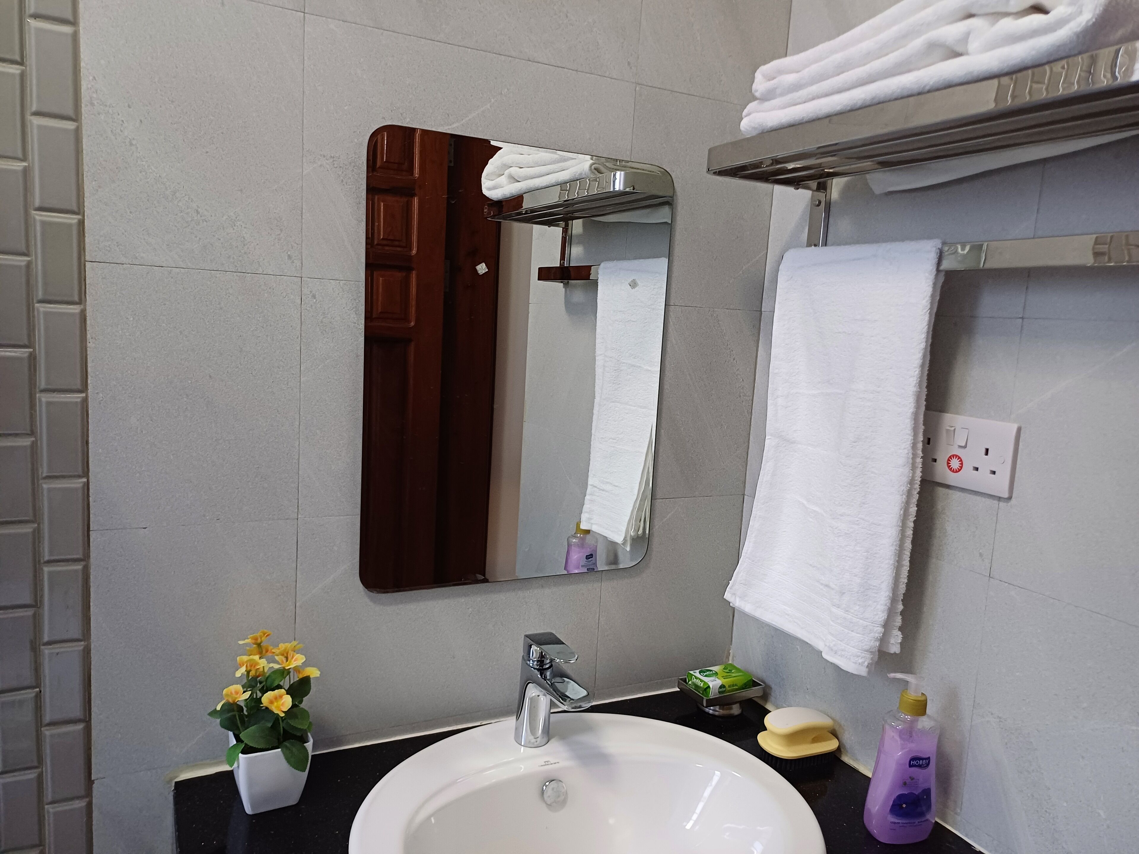 Doccia, asciugacapelli, asciugamani, sapone