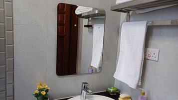 Doccia, asciugacapelli, asciugamani, sapone