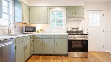 Fridge, microwave, stovetop, dishwasher