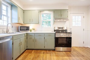 Fridge, microwave, stovetop, dishwasher - The Bailey Woods Cottage by Velvet Ditch Villas (Oxford)