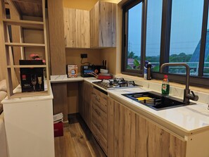 Frigorífico, microondas, placa de cocina y hervidor eléctrico