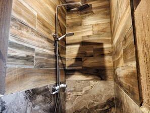 Shower, toilet paper - Cozy 1-bedroom apartment in amazing Accra (Accra)