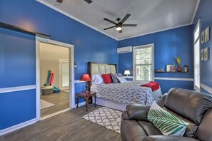 5 bedrooms, desk, iron/ironing board, travel crib
