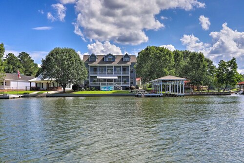 Lakeside Hot Tub, fire pit, kayaks, king beds