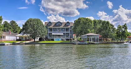 Lakeside Hot Tub, fire pit, kayaks, king beds