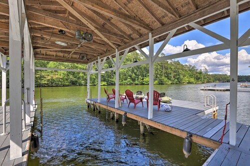 Relax with the family - hot tub w/ lake view, fire pit, kayaks, king beds